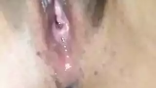 كس مصري هايج بتلعب في كسها ويتصور وهي بتنيك نفسها لحد ما تنزل سكس مصري