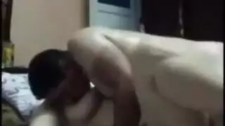 سكس عربي ساخن مع فرسة جامدة عريانة على السرير وعشيقها ينيكها ويستمتع