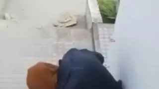 التقطت الكاميرا الخفية امرأة في الحجاب امتص صديق في الشارع