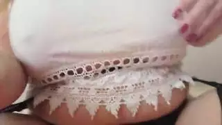 اللعب مع حلماتي الكبيرة