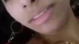 امرأة سمراء هندية مثيرة مع أباريق حليب سميكة تمارس الجنس المتشددين مع رجلين وسيمين