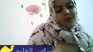 محجبة تقلع هدومها و تبعبص في كسها امام الكاميرا - سكس عربي