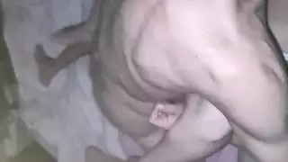 الفرخ الساخن يصبح مبتلًا ووحشيًا في متجر الدجاج