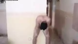 الرجل العاري يحفر كس صديقته العاري مع دسار ضخم زجاجي على الأريكة.