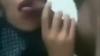 محجبة تمص الزب بلهفة