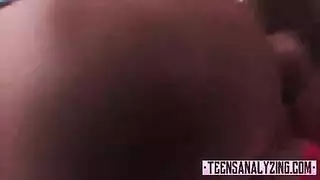امرأة سمراء شقراء في سن المراهقة تزيينها تحصل على كسها الرطب مارس الجنس مع الحد الأقصى ويئن