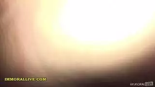 تمتلئ مؤخرتها بديك هذا الرجل المتحمس