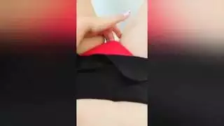 أخت الشابة تستمني بوسها الرطب من خلال سراويل حمراء عندما تكون المنزل وحده الفخامة