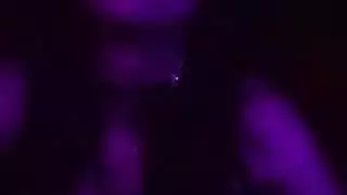 مربوطة في غرفة الظلام مع هزاز ليل