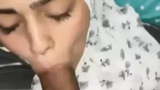 شابة مسلمة وقحة الحصول على نائب الرئيس في جميع أنحاء وجهها بعد أن تمتص الديك