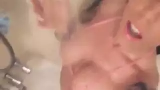 امرأة سمراء لديها هزة الجماع أثناء الاستحمام