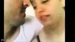 فاتنة عربية جميلة في غرفة نومها