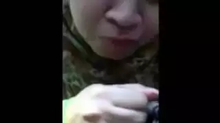 الفتاة الشابة في الحجاب تبلع القضيب في السيارة