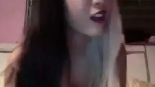 فتاة نحيفة الآسيوية الهواة تحصل مارس الجنس في الحمار أمام الكاميرا.