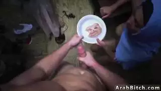 الديوث العربي والفتاة المسلمة الرقص المتسللة في القاعدة!
