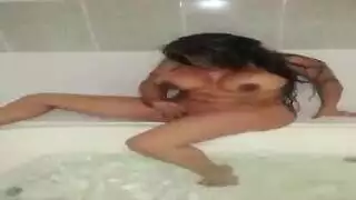 الآسيوية الرائعة سانيا سونيا النافورات في حمام السباحة.
