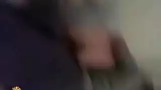 منحرف يصور زوجته المحجبة نائمة ويبعبص في بزازها الملبن