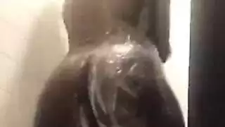 رجل أسود قرنية يمارس الجنس مع جبهة مورو شقراء أمام مكان النار